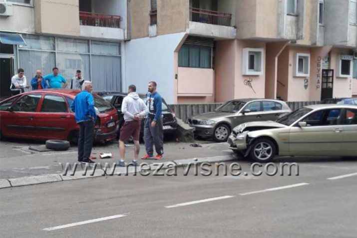 BMW Om Udario Parkirane Automobile U Banjaluci Foto