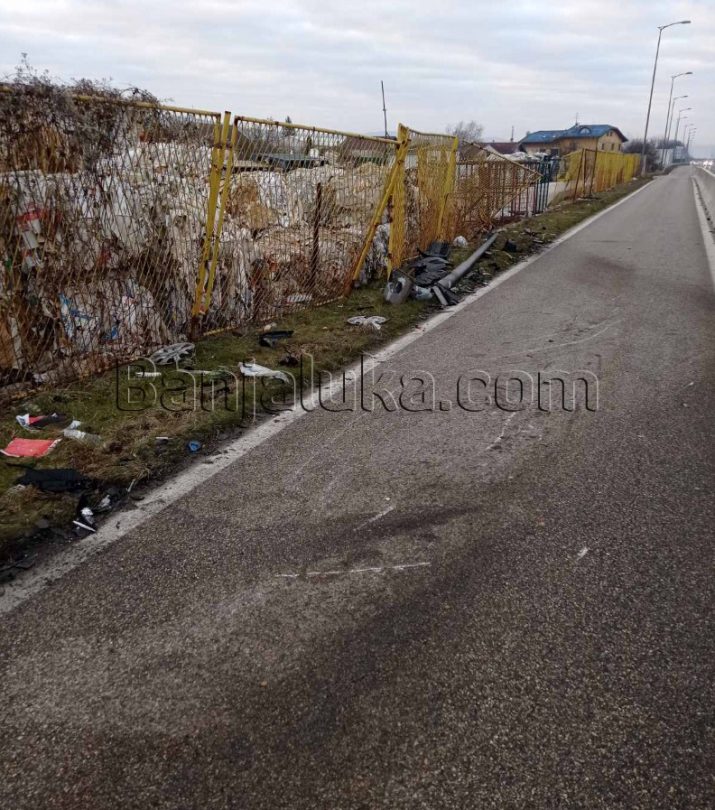 Rasuta Plastika Tragovi Po Asfaltu U Nezgodi Na Brzoj Cesti