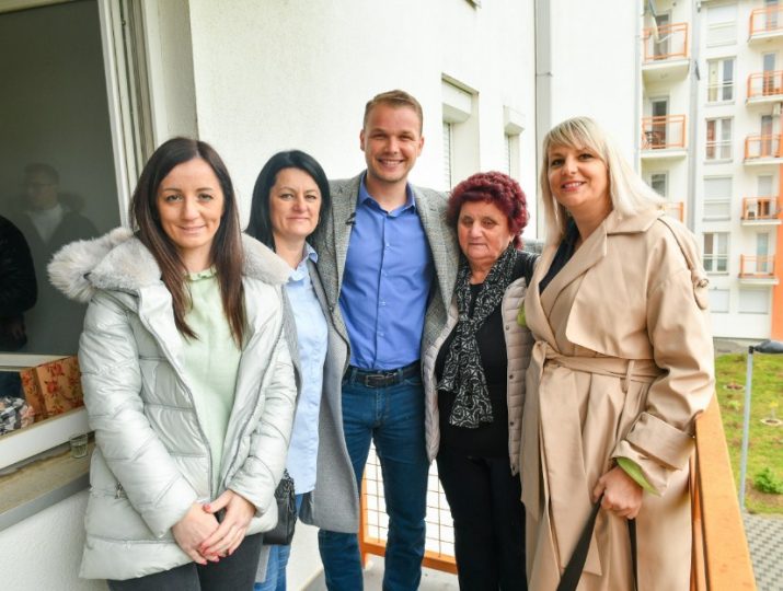 Gradona Elnik Uru Io Klju Eve Stana Porodici Poginulog Borca Foto