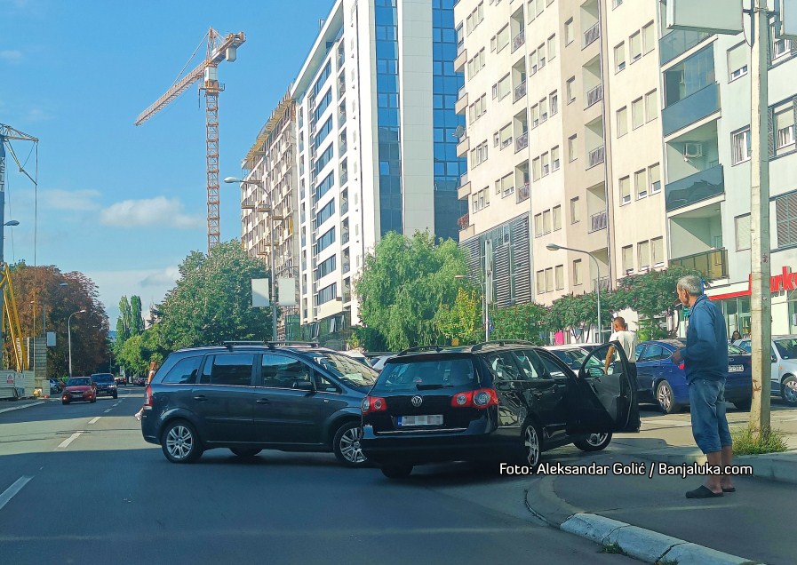 Foto Vijest Sudar Dva Automobila Na Raskrsnici U Banjaluci