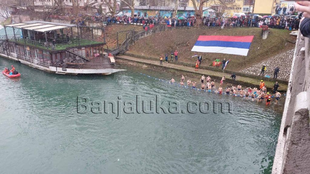 Nikola Ćosić prvi doplivao do Časnog krsta u Banjaluci Foto Video