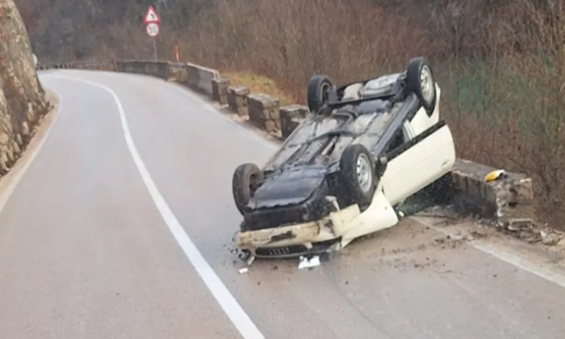 Saobraćajka u Bočcu automobil završio na krovu