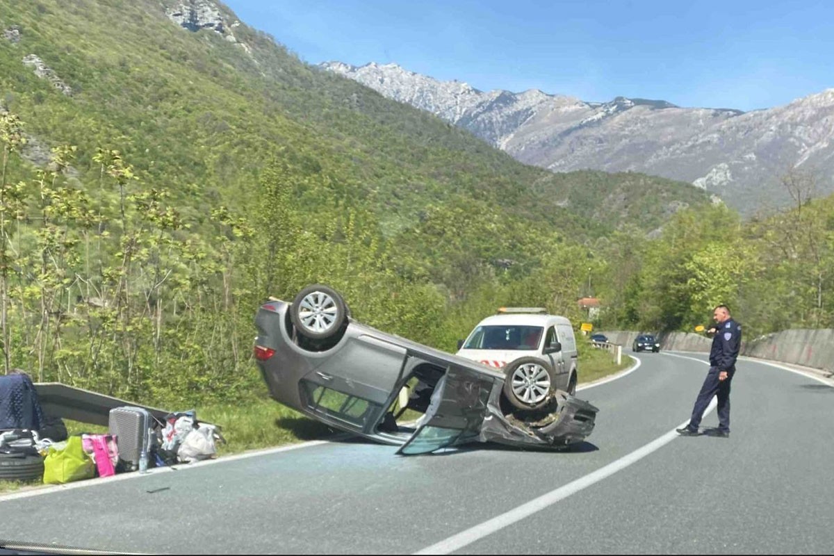 Automobil Na Krovu Dvije Osobe Povrije Ene