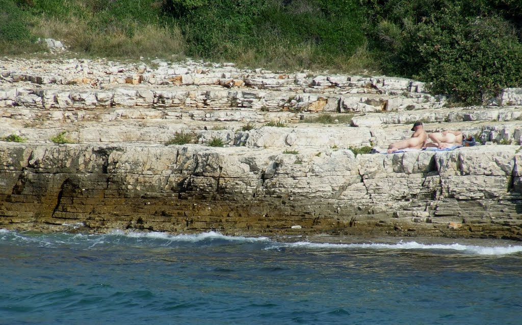 Plaža Punta Križ nadomak Rovinja već godinama u ljetnjim mjesecima podiže m...